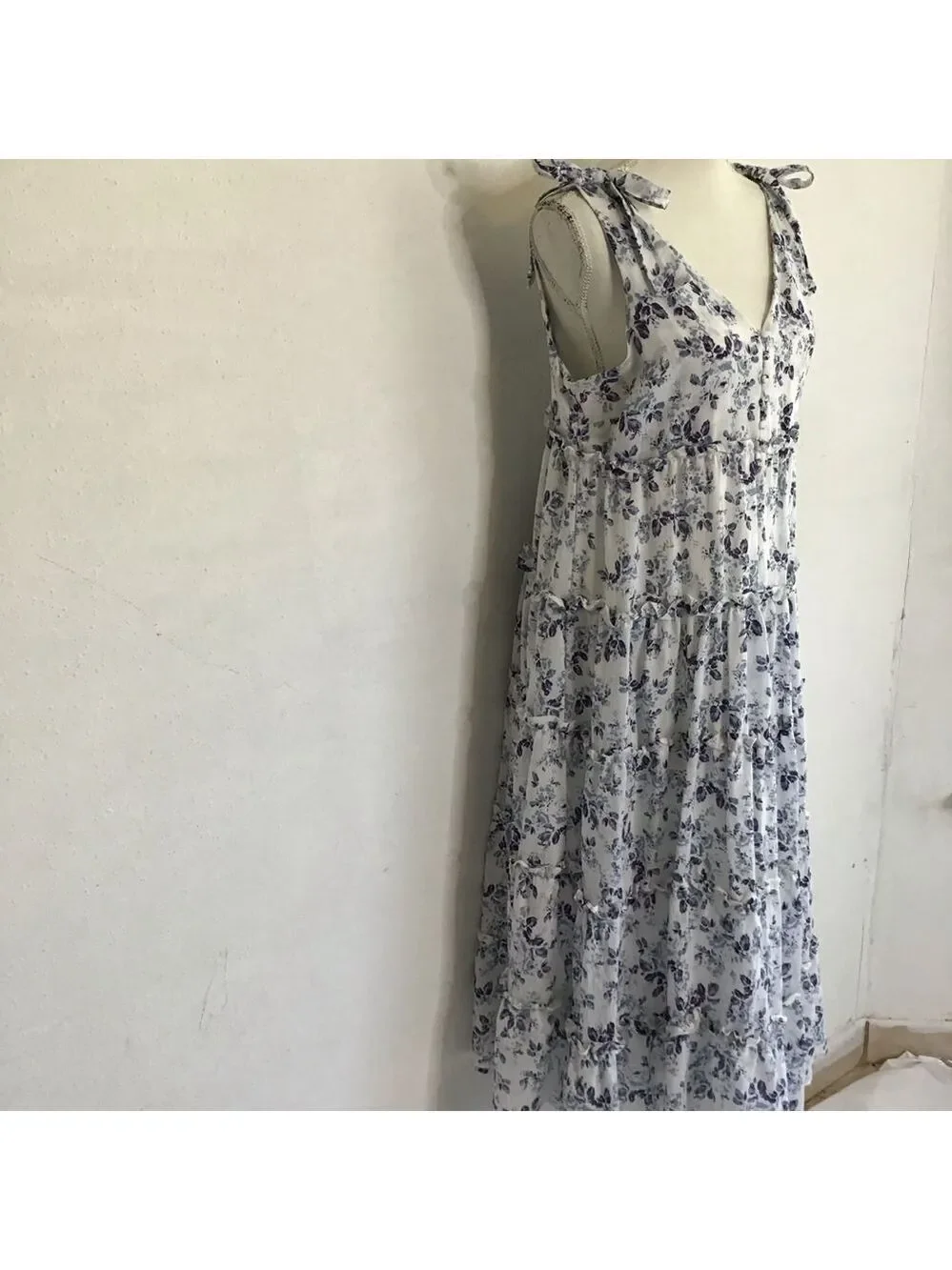 Moon River Women Elegant White Blue Floral Tiered Backyard Party Maxi Dress M